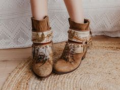 These Bohemian boot covers with feathers are the perfect accessory to decorate your high boots or ankle boots. They are made with carefully selected ethnic materials, in a completely handmade process. With them you will get that those boots, that you wear everywhere and you have super comfortable, have a different air when you want and so you can enhance that Boho-Chic style that we love so much. REMEMBER, IF YOU BUY TWO OR MORE YOU GET A 10% DISCOUNT!! When you purchase a product, it includes t Bohemian Footwear, Bohemian Style Shoes, Renewal Vows, Bohemian Boots, Boots With Buckles, Bohemian Shoes, Western Crafts, Bridal Boots, Ren Fair