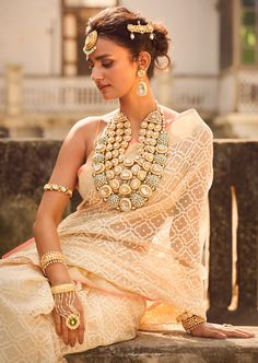 Source: tumblr (desifashion) Ekaya Banaras, Golden Bridal Lehenga, Net Sari, Indian Accessories, Jewelry Photography Styling, Desi Aesthetic, Indian Wedding Outfits, Indian Fashion Dresses