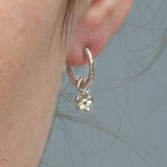 Cute Silver Accessories, Earrings 2 Piercings, Cute Earrings Silver, Cute Silver Earrings, Earrings With Charms, Small Silver Hoop Earrings, Flower Hoop Earrings, Romantic Earrings, Pretty Jewelry Necklaces