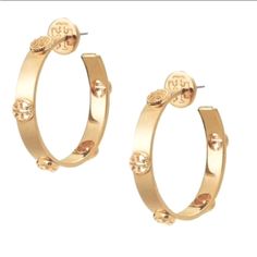 Tory Burch Hoop Milgrain Earrings Your Style Is Your Signature. Broadcast Your Allegiance With These Amazing Lightweight Tory Burch Milgrain Logo Hoop Earrings. Gracefully Textured Milgrain Defines Striking Logo Hoop Earrings That Add Subtle Shine. Features Signature Brand Logo With Milgrain Detail. 1 3/4" Diameter 1/4" Width Weight: 19.8g Post Back Antique Gold Plated Brand New On Tory Burch Earring Card. Tory Burch Earrings, Earring Card, Tory Burch Jewelry, Circle Earrings Studs, Pearl Hoop Earrings, Earring Cards, Circle Studs, Earrings In Gold, Large Hoop Earrings