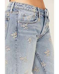 Jeans Pocket Embroidery, Girly Style Outfits, Jeans Ideas, Embroidery Denim, Denim Embroidery, Diy Jeans, Embroidered Pants, Floral Jeans, Girly Style