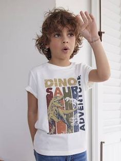 ¡La tendencia "dinosaurios" muestra sus garras! Un motivo gráfico original para los fans de los dinosaurios... ¡Solo hay que elegir su dinosaurio favorito! Esta camiseta es imprescindible y fácil de combinar con sus looks ¡para un estilo muy personal!    Camiseta Dinosaurio para niño Cuello redondo. Dinosaurio e inscripción estampados delante. Manga corta.   Camiseta para niño 100% algodón. Baby Haircut, Kids Clothes Boys, Actors & Actresses, Mens Pants, Tee Shirt, Kids Outfits, T-shirt, T Shirts For Women, T Shirts