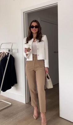 Elegantes Outfit Damen, Chique Outfit, Lawyer Outfit, Corporate Attire, Professional Outfits Women, Business Outfits Women, Business Casual Outfits For Work, Elegante Casual