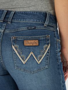 A BOOTCUT BRIMMING WITH RETRO VIBES Mae places a contemporary twist on our cowgirl cool aesthetic. All Wrangler® jeans for women are designed to accentuate your best assets, but our women's Retro® jeans go above and beyond. Wrangler® Retro® jeans pay tribute to our Western heritage with the iconic details you know and love, including the leather patch and authentic W stitching on the back pockets. Plus, these women's bootcut jeans come with a figure-flattering, mid-rise fit that's truly versatil Kimes Ranch Jeans, Wrangler Jeans Women's, Cute Western Outfits, Riding Jeans, Cool Aesthetic, Cute Country Outfits, Looks Country, Retro Jeans, Womens Jeans Bootcut