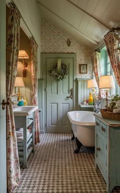 Cottage Core Bathroom, Colonial Bathroom, Bungalow Plan, Interior Decoration Ideas, Casa Country, Cottage Bathroom, Cottage Interior, Vintage Bathrooms, Cottage Interiors