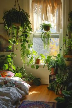 24 Botanical Bedroom Ideas to Decorate with Greenery Bohemian Bedrooms, Lots Of Plants, Asian Homes, Asian Home Decor, Bedroom Plants, House Plants Decor, Aesthetic Rooms