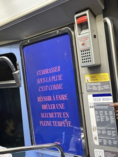 a blue sign on the side of a subway car that says, sembrasser sos la pluie rest comme