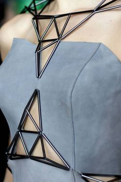 Geometric Fashion - connecting structures, geometric beading; dimensional fashion details // Titania Inglis Cyberpunk Mode, Minimal Stil, Architectural Fashion, Origami Fashion, Sculptural Fashion, Geometric Fashion, 3d Fashion