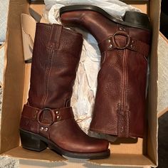 Brand New In Box. Never Worn. Frye Harness 12r-Ol Chestnut Color. Size 6 M. Womens Frye Boots, Brown Leather Boots Outfit, Frye Boots Outfit, Brown Fall Boots, Fun Fits, Frye Harness Boots, Visionary Fashion, Fashion Girly, Lizard King