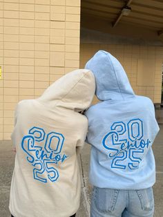 Senior Sweatshirts Ideas 2025, Class Merch Ideas, Diy Senior Sweatshirts Ideas, Senior Outfit Ideas For School, Seniors Hoodies