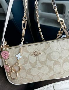 Cute Crossbody Bags, Inside My Bag, Luxury Bags Collection, Handbag Essentials, Swag Bag, Girly Bags, Jewelry Accessories Ideas, Bags Coach, Fancy Bags