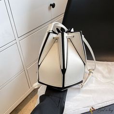 Unique Purses And Handbags, Leather Bag Design, Purse Sewing Patterns, Modern Bag, Bucket Handbags, Unique Purses, Biker Chic, Trendy Handbags, Chic Leather