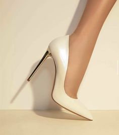 Gold Stiletto Heels, Gold Stilettos, Mode Shoes, Black Stiletto Heels, Real Fashion, White High Heels, Elegant Heels, Classy Shoes