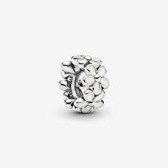 Pandora Charms & Armbänder für Damen, 791495EN12 - Gänseblümchen symbolisieren Unschuld, Reinheit, Freiheit und innere Stärke. Dieses hübsche Zwischenelement in Sterling-Silber ist, inspiriert von traditionellen Blumenkränzen, von Gänseblümchen in weißer Emaille umrahmt und verleiht jedem Pandora Moments einen natürlichen Touch. Trage das schlichte Design, um mit Deinem Look zu zeigen, was Dir wichtig ist. Pandora Spacers, Pandora White, White Daisy Flower, Pandora Essence, Daisy Jewelry, Daisy Charm, Bracelet Pandora