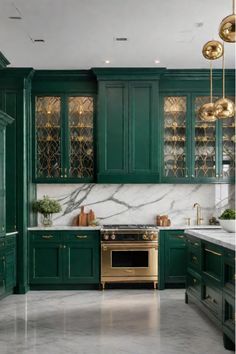 Unique kitchen featuring emerald cabinetry and gold accents Green Kitchen Backsplash, Moody Kitchen, Kabinet Dapur, House Vibes, Dark Home Decor