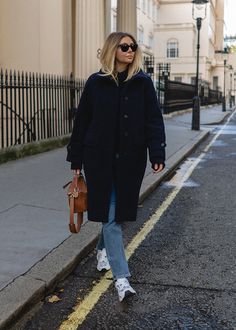 Navy Coat Outfit, Blue Coat Outfit, New Balance 530 Outfit, Wool Coat Outfit, Outfit Ideas Autumn, Emma Hill, Trainers Outfit, New Balance Outfit, Loewe Puzzle