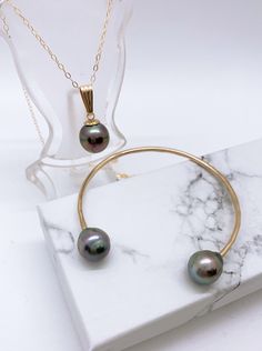 Double Tahitian pearl 14kt gold fill bracelets. 11 to 12 mm Pearl Bracelet. And 12 mm Pearl Necklace. 18in or 20in please leave a note Tahiti, Tahitian Pearls Jewelry, Tahitian Pearl Bracelet, Tahitian Pearl Necklace, Pearls Jewelry, Tahitian Pearls, 14kt Gold, Chain Link Bracelet, Pearl Bracelet