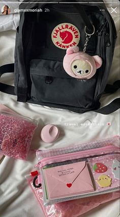 Whats In My Backpack Aesthetic, Mochila Kpop, School Bag Essentials, Aesthetic Backpack, Inside My Bag, Whisper Aesthetic, Purse Essentials, Handbag Essentials, Pink Kpop