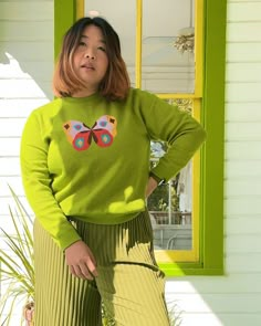 Woman wearing green long sleeved sweater with butterfly on the front 1980s Aesthetic Fashion, Colorful Winter Fashion, Art Teacher Style, Snazzy Outfits, Knit Butterfly, Funky Fits, Cartoon Sweater, Green Sweater Women, Cute Winter Sweaters