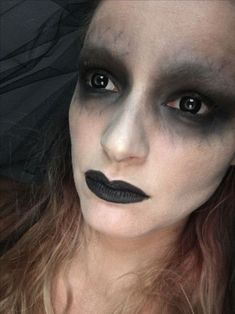 30 Pretty Ghost Makeup Ideas for Halloween Zombie Bride Makeup, Halloween Zombie Makeup, Ghost Ideas, Haunted House Makeup, Ghost Makeup, Zombie Halloween Makeup, Makeup Zombie