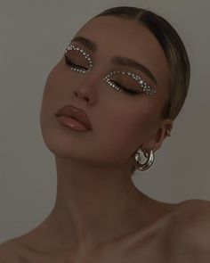 Rhinestone Makeup, Fest Outfits, Rave Makeup, Eye Makeup Designs, Fancy Makeup, Creative Eye Makeup