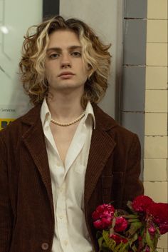 Short Curly Hair Inspo Men, Poofy Hair Men, Guy Long Hairstyles, Curly Gender Neutral Hair, Queer Haircut Curly, Transmasc Curly Hair, Queer Curly Haircut Long, Blonde Men, Queer Curly Hair