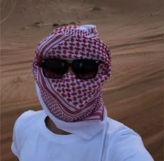 Arabic Outfit, Scarf Aesthetic, Arab Scarf, Saudi Men, Dubai Outfits, Handsome Arab Men, Drip Outfit Men