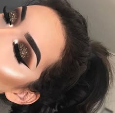 look Gold Makeup Looks, Gold Eye Makeup, Smink Inspiration, Makijaż Smokey Eye, Gold Makeup, روتين العناية بالبشرة, Make Up Looks, Makeup Goals, Her Eyes