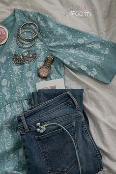 Kurti With Jeans, Desi Aesthetics, Desi Wear, Casual Indian Fashion, Casual College Outfits, Cozy Moments, Traditional Indian Outfits, Indian Woman