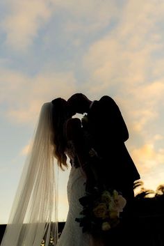 Best Wedding Ceremony Photos, Wedding Photo Tall Groom Short Bride, Cool Wedding Picture Ideas, Wedding Photo Ideas Night, Golden Wedding Photography, Wedding Photos Of Bride And Groom, Bride And Groom Pictures Intimate, Wedding Photo Inspiration First Look, Must Capture Wedding Photos