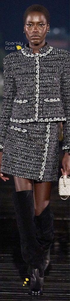 #Chanel #PreFall2025 #Collection2025 #Runway #SparklyGold #HauteCouture #Fashion Haute Couture