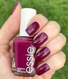 Viva Magenta Nail Color, Viva Magenta Nails Design, Dark Fuschia Nails, Pinky Purple Nails, Dark Magenta Nails, Viva Magenta Nails, Raspberry Pink Nails, Magenta Clothes, Mulberry Nails