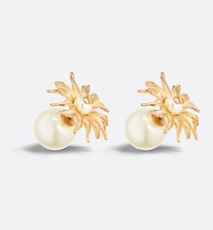 The Dior Tribales earrings feature the thistle, Scotland's emblematic flower symbolizing protection, resilience and freedom. The front displays an oversized delicate thistle exquisitely crafted in gold-finish metal and adorned with a white resin pearl enhanced by the CD signature. The elegant earrings are ideal for pairing with creations from the Dior Chardons line.. Resin Pearl, Jeweled Earrings, Elegant Earrings, Gold Gold, Gold Finish, Metallica, Gold Earrings, Cd, Dior