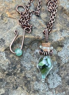 Glass Bottle Necklace filled with Tourmaline in Wire Wrapped Copper Unconventional Jewelry, Bottle Necklace Diy, Glass Bottle Necklace, Wire Jewerly, Green Tourmaline Crystal, Vial Necklace, Jewelry Making Earrings, Miniature Bottles, Bottle Jewelry