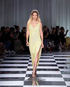 Runway Model Aesthetic, Gigi Hadid Runway, Essential Wardrobe Pieces, Summer Runway, 90s Runway Fashion, Fashion Articles, Donatella Versace, 2024 Fashion, Runway Collection