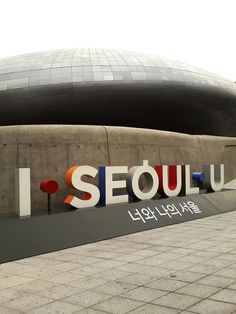 a large sign that says seoul on the side of a building