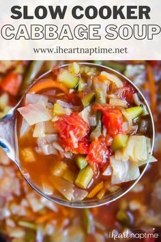 a spoon full of slow cooker cabbage soup with the title above it reads, how to make slow cooker cabbage soup