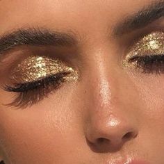 Golden Brunette, Make Up Gold, Gold Girl, Gold Makeup, Gold Aesthetic, Glowy Makeup, Gold Eyes