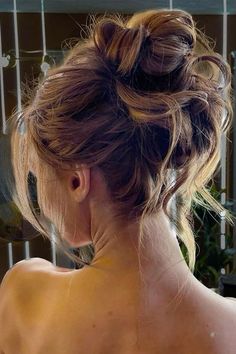 STYLED messy bun ! #hairstyles #hair Daisy Bachelor Hair, Glamour Hair Updo, Modern Updos, Summer Wedding Hair, Machiaj Smokey Eyes, Elopement Hair, Bridemaids Hairstyles, Curled Updo, Shower Hair