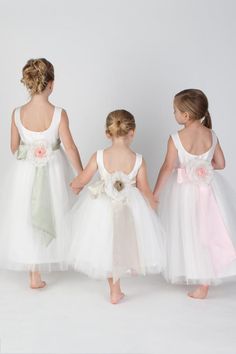 Pretty flower girls Norwegian Wedding, Satin Tulle, Kid Fashion, Lace Chiffon, Wedding Flower Girl, Bridesmaid Flowers, Big Bow, White Dresses, Flower Girls