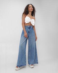 A Cal�a jeans feminina pantalona palazzo denim m�dio | Pool Jeans � perfeita para compor um estilo mais solto � que � a sua cara. Feita de algod�o, a cal�a vem em modelagem com cintura alta, c�s com passantes, os tradicionais cinco bolsos e seu charme est� em sua barra, ideal para investir combina��es. Combine com um cropped e arrase! Caracter�sticas: Marca: Pool Jeans Algod�o 100% Forro do bolso: Poli�ster 62%; Algod�o 38% Cintura alta Pantalona C�s com passantes Bolsos laterais + bolso rel�gio The 100