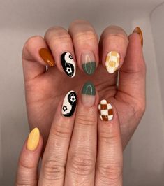 M&m Nails, Random Nail Designs, Retro Nail Designs, Groovy Nail Art, Cat Nail Art, Summer Nail Ideas, Cat Nail, Art Designs Ideas