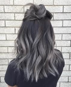 10 Hypnotic Ash Grey Hairstyles to Grab Attention Silver Ombre Hair, Grey Ombre Hair, Brunette Balayage Hair, School Hair, Red Highlights, Balayage Hair Blonde, Ombré Hair, Hair Color For Women, Short Hair Balayage