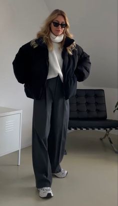 Winter Lookbook 2023, Slouchy Fall Outfits, Simple Expensive Outfits, Norwegian Fashion Modern, Winter Outfit Inspiration Street Style, Navy Blue Midi Dress Outfit, Scandi Outfit Winter, Styling Black Wide Leg Trousers, Winter Outfit Europe