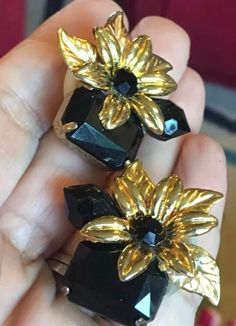 Pretty Vintage Glamour  80s 90s Signed TWO SISTERS Goldtone Big Black Rhinestone Flower EARRINGS  A beautiful vintage pair of earrings. They measure approximately 1 1/4" x 1 1/2". They are in excellent  vintage condition & I will polish them nicely & send them tissued in pretty gift bag 🎀 to gift nicely & easily  ✨ www.mysoulrepair.com Flower Statement Earrings, 80s Jewelry, Glamour Wedding, Glamour Jewelry, Glen Cove, Vintage Glam, Rhinestone Flower, Two Sisters, Deco Jewelry