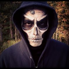 So many scary fancy dress outfits! What are you dressed as? Diy Halloween Skull, Mens Halloween Makeup, Halloween Skeleton Makeup, Skull Face Paint, Creepy Halloween Makeup, Skeleton Makeup, Halloween Makeup Ideas, Cool Halloween Makeup, Witch Makeup