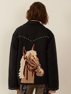 La Veste Western Horse de la créatrice Alix of Bohemia est confectionnée en coton. Ce textile a été imprimé et brodé à la main, selon des méthodes traditionnelles. De subtiles variations d'impression et de teinture font partie de la beauté unique du vêtement et de la signature de la main du fabricant. - Col classique- Manches longues- Broderies et oeillets- Coupe ajustée qui arrive juste en-dessous de la taille Luxury Western Leather Jacket, Luxury Embroidered Retro Outerwear, Embroidered Denim Outerwear For Streetwear, Luxury Long Sleeve Embroidered Denim Jacket, Luxury Embroidered Long Sleeve Denim Jacket, Embroidered Leather Jacket, Michel Vivien, Embroidered Horse, Celine Daoust