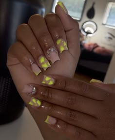 Overlay Nails Designs, Baddie Short Nails, Exotic Nails Acrylic, Short Exotic Nails, Shorties Acrylic Nails, Nails Acrylic Short Square