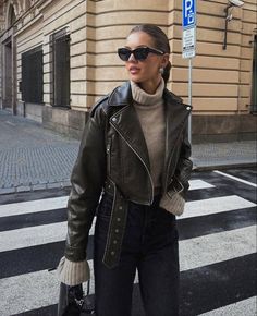 Washed Leather Jacket, Winter Mode Outfits, Cropped Biker Jacket, Jacket Outfit Women, Cold Outfits, High Street Fashion, Zara Leather, Leather Jacket Outfits, Outfit Jeans