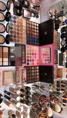 Makeup Set Up Aesthetic, Dream Job Vision Board Ideas, Successful Makeup Artist Aesthetic, Black Makeup Artist Aesthetic, Makeup Artist Suite Ideas, Mua Vision Board, Mua Set Up, Makeup Artist Aesthetic Job